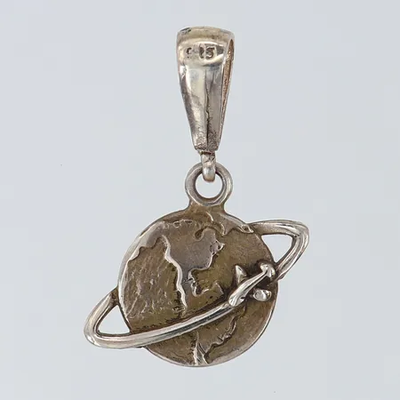 Hänge jorden runt, 26x19,5mm ink ögla, Silver 925/1000.  Vikt: 2,6 g