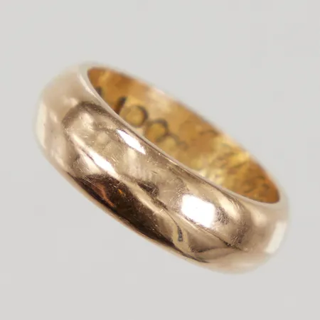 Ring slät, stl 16, bredd 6mm, gravyr, 18K Vikt: 8,5 g