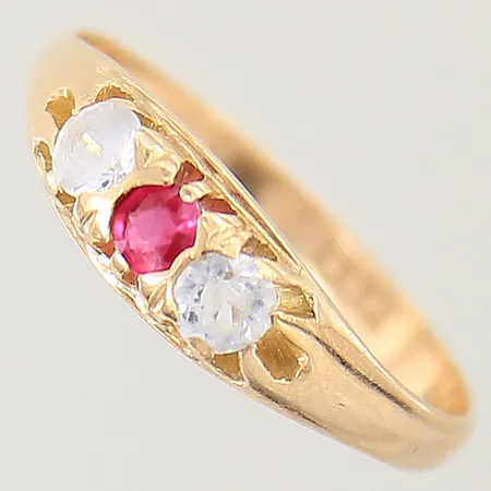 Ring med röda och vita stenar, stl: 16¾, bredd: 2,2mm, slitna klor, repiga stenar, 18K  Vikt: 2 g