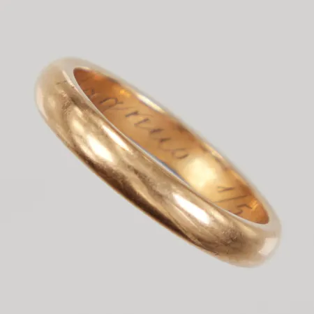 Ring slät Stl 18½, bredd 4mm, gravyr, 18K Vikt: 5,8 g
