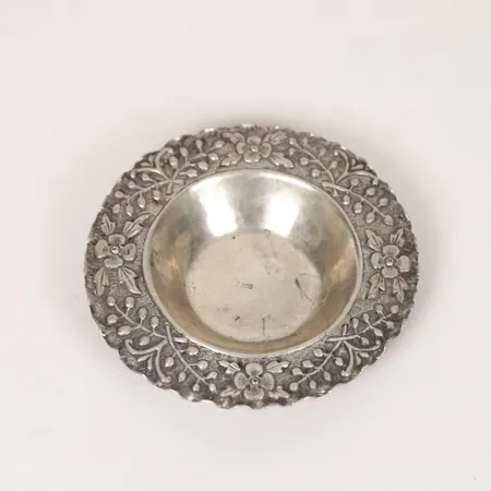 Skål med reliefdekor, Ø12cm, höjd: 2cm, gravyr, 800/1000 silver. Vikt: 79,3 g