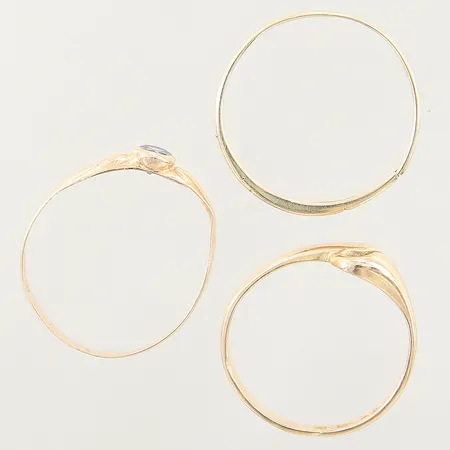 Ringar, tre stycken, en med blå sten, skeva, buckliga, 14K  Vikt: 3,4 g