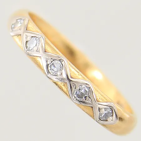 Ring med 8/8-slipade diamanter 5 x ca 0,02-0,03ct, stl 18¼, bredd 3mm, fattningar i vitguld, gravyr, 23K  Vikt: 4,2 g