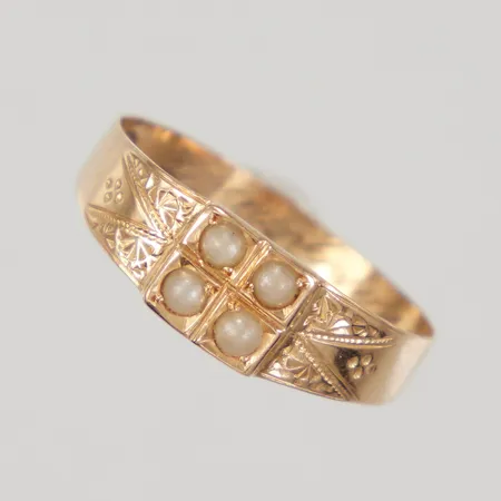 Ring med imitationspärla stl 17½, bredd 2,3-6mm, gravyr, slitage, ojämn skena, 18K, Vikt: 1,1 g