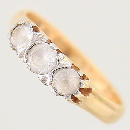 Ring med vita stenar, stl: 16¾, bredd: 2,8mm, fattning i vitguld, gravyr, 18K  Vikt: 3,2 g