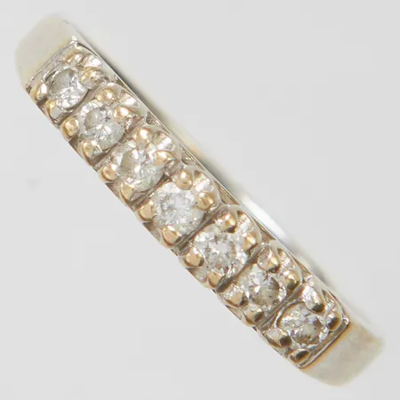 Ring med 7 diamanter 0,25ctv enligt gravyr, stl16½, bredd 2-3mm, vitguld, behov av omrodiering, 18K Vikt: 1,9 g