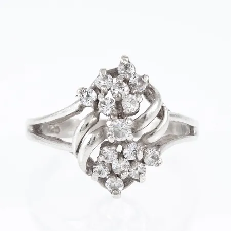 Ring i silver (925/1000) med vita stenar (cz). Den är i storlek 16¼, är 2 - 16 mm bred och väger 3,0g. 