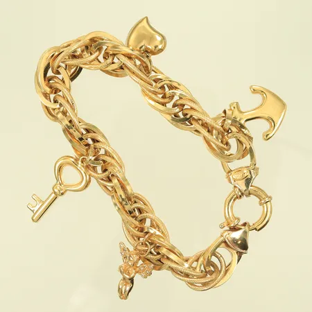 Armband med fyra berlocker, längd 21cm, bredd 11-40mm, 18K, 29,4g Vikt: 29,4 g