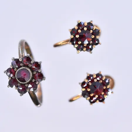 Ring och ett par örhängen med troligen granater stl:17½ och bredd 2-11 mm, stl på örhänget 10x10 mm, förgylld, silver 830/1000. Vikt: 4,7 g