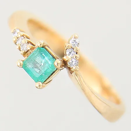 Ring med smaragd samt diamanter 6 x ca 0,01ct, stl 17, bredd 3-8mm, smaragd med nagg, 18K Vikt: 4,2 g