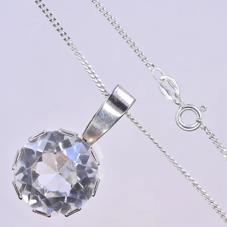 Kedja Pansar med hänge längd på kedja 42,5 cm och bredd 2 mm, längd på hänge 33 mm och bredd 19 mm, silver 925/1000. Vikt: 10,5 g