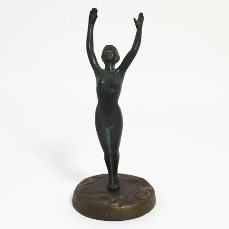 Figurin i brons kvinna Art deco, metallplatta, signerad Malmö Metallvarufabrik AB, år 1934, höjd: 25cm. Skickas med postpaket.