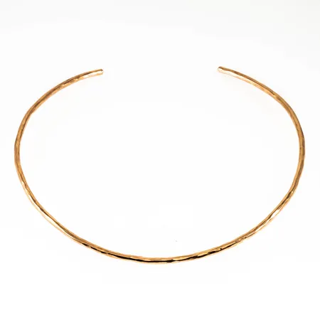 Stel hamrad halsring i 18K guld. Innermått 41 cm. Den är 3 mm bred och väger 37,0g. 