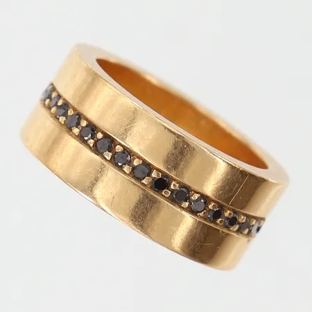 Ring Efva Attling "Wide & black stars", med svarta diamanter totalt 0,35ctv, stl: 15, bredd 8mm, repor, 18K.  Vikt: 12,1 g