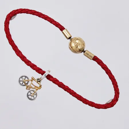 Armband Pandora, låsdel i gulmetall, berlock i silver, längd ca 18,5cm, bredd ca 3-17mm Vikt: 6,5 g