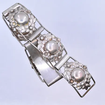 Armband längd 19,5 cm, bredd 24 mm, silver 830/1000. Vikt: 30,5 g