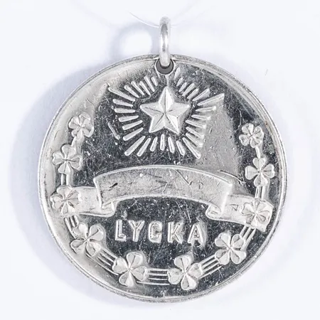 Hänge Lyckopenningen i silver. Det är Ø 21 mm och väger 5,4g. 