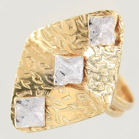 Ring med vitguldsdetaljer, stl: 16½, bredd: 3,9mm, 14K  Vikt: 3,5 g