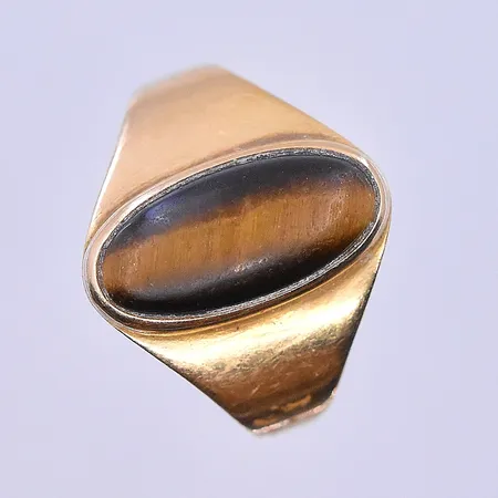 Ring med troligen tigeröga stl:16¼, bredd 2-14 mm, 18K. Vikt: 2,2 g