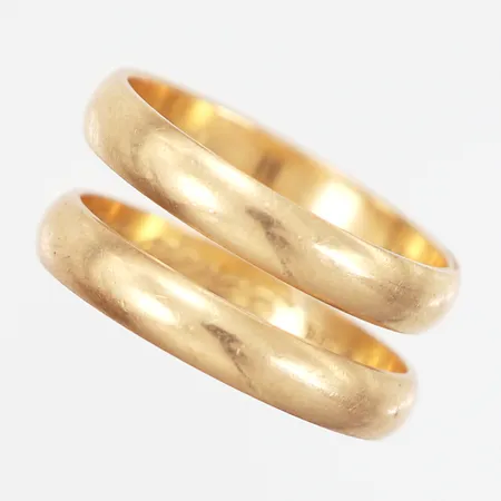 Två ringar släta stl 18¾, bredd: 4mm, gravyr, 18K Vikt: 8,3 g