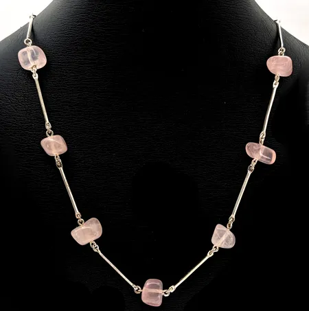 Collier, silver 925/1000 (sterling), Rosenkvarts, längd 66 cm, stenar med något varierande mått (omkring 10-12x8 mm), svensk kontroll/importstämpel, stenar utan anmärkning Vikt: 26,7 g