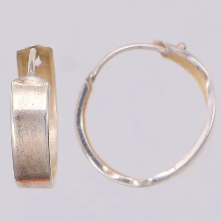 Ett par örhängen 15mm, defekta skeva, vikskador, 925/1000 silver Vikt: 0,7 g