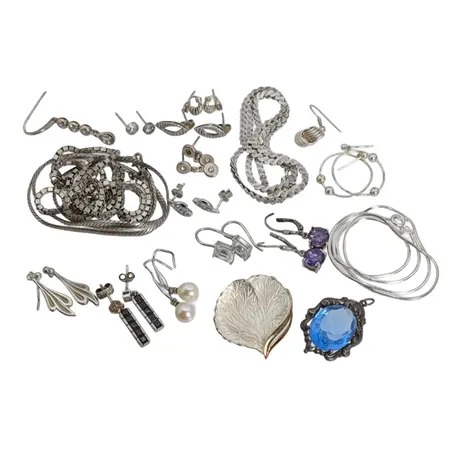 Silversmycken eller delar därav, 830-925/1000, bruksmärken/defekter, enstaka stenar, bruttovikt 76,9 gram  Vikt: 76,9 g