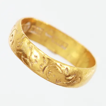 Ring med mönstergravyr stl16, C.J Johnssons i Linköping, 1906, gravyr, ojämn skena, 23K  Vikt: 3,5 g