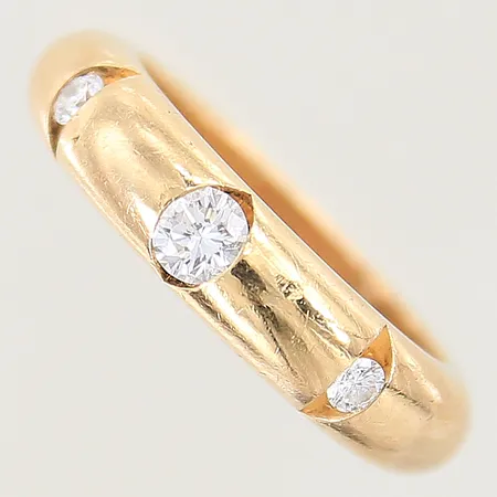 Ring med diamanter 1 x ca 0,22ct, 2 x ca 0,04ct, en av de mindre diamanterna är troligen syntetisk, stl 17¼, bredd 5mm, gravyr, 18K  Vikt: 11 g