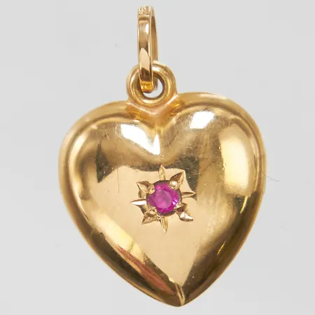Hänge hjärta med rubin, längd ca 19mm inkl ögla, bredd 12,5mm, Boliden, 18K Vikt: 0,9 g