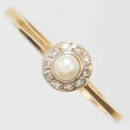 Ring med odlad pärla samt åttkantslipade diamanter 10 x ca 0,005ct, stl18½, bredd 2-6,5mm, nagg på stenar, 18K Vikt: 2,4 g