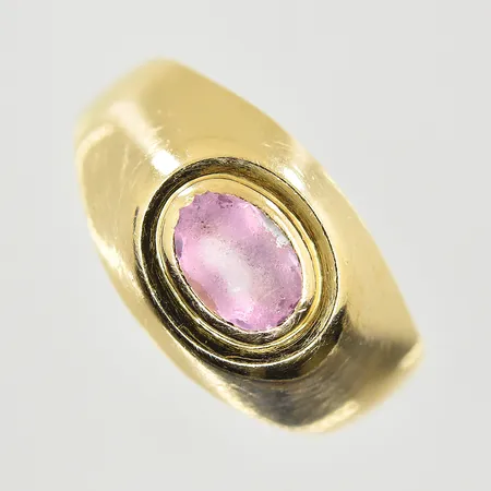 Ring med lila sten, stl 18¼, bredd 4-11 mm, sliten/matt sten, 18K. Vikt: 3,9 g