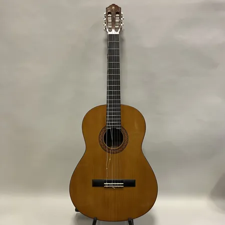 Akustisk gitarr Yamaha C40, SN:1JX064398, made in Indonesia,lätt bruksslitage, 2 strängar har gått av, , mjukt fodral. Skickas med Bussgods eller PostNord