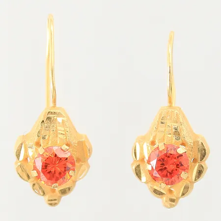 Ett par örhängen med orangea stenar, längd: 23mm, bredd: 11,5mm, ojämna krokar, 21K Vikt: 2,6 g