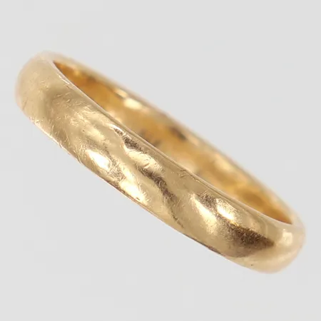 Ring slät, stl: 18½, bredd 3,5mm, gravyr, 18K.  Vikt: 4,2 g
