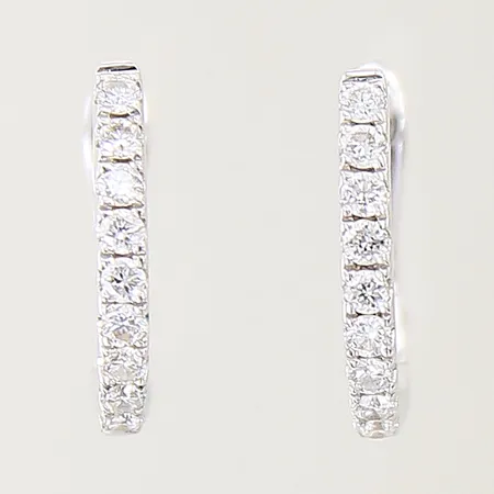 Ett par örhängen med diamanter 18 x ca 0,015ct, 11x2mm, vitguld, 18K  Vikt: 1,6 g