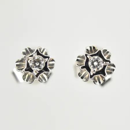 Ett par örhängen med diamanter 2x0,03ct W/SI, Spectra, Ø4 mm, vitguld, 18K. Vikt: 1,2 g