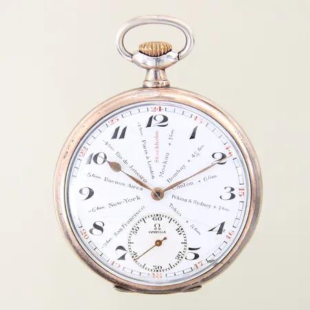 Fickur, Omega sk "Phileas Fogg", Bienne Geneve, 49mm, liten sekundvisare, verknr: 6937701, boettnr: 7846931, världstidvisning med Stockholm på kl 12, 1900-talets första hälft, innerboett i silver, urtavla med krackeleringar, angripna visare, repor på insidan av boett samt på innerboett, bruksslitage, silver 800/1000, bruttovikt: 74,4g Denna modell tillverkades för den svenska marknaden