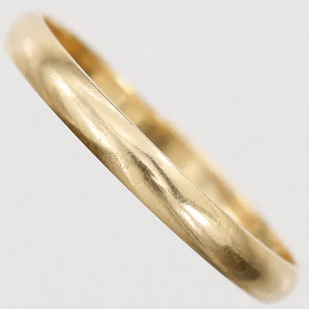 Ring slät, stl: 20½, bredd: 3mm, gravyr, 18K guld.  Vikt: 2,5 g