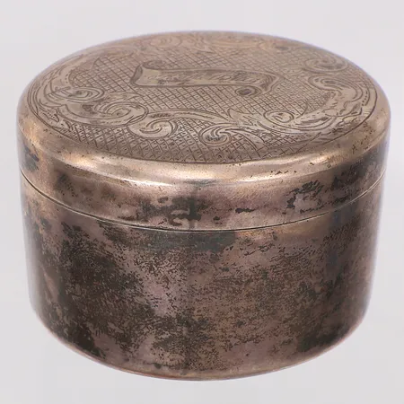 Silverdosa med gulddoublé på insidan, av Belander år 1860, gravyr, 830/1000 silver Vikt: 54,4 g