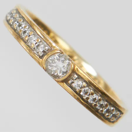 Ring med diamanter 1 x ca 0,10ct + 14 x ca 0,01ct, stl16½, bredd 3mm, GHA, gravyr, 18K Vikt: 3 g