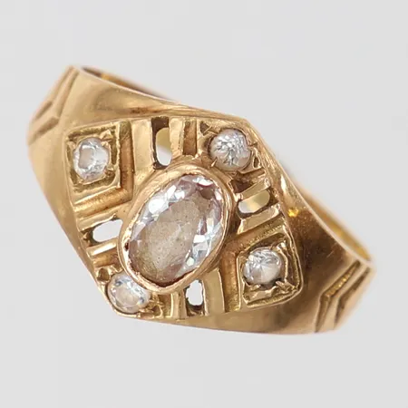 Ring med vita stenar, stl 18¼, bredd 3-12mm, bucklig/skev skena. 18K Vikt: 2,7 g