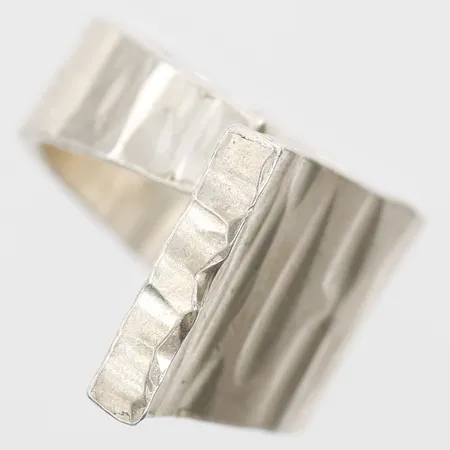 Ring med arbetad yta, stl: 16¼, bredd: 5-15mm, Silversmeden Rey Urban, Stockholm 1971, 925/1000 silver Vikt: 7,6 g