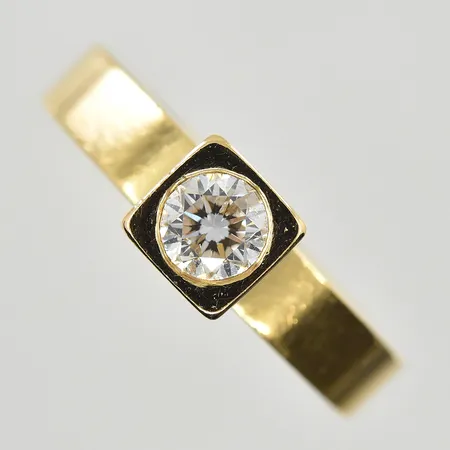 Ring med diamant 0,50ct, stl 17½, bredd 4-6 mm, gravyr, 18K. Vikt: 8,3 g