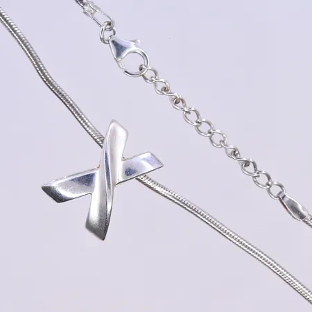 Kedja Ormlänk med hänge Guldfynd längd på kedja 42+3 cm och bredd 1 mm, längd på hänge 16 mm och bredd 13 mm, silver 925/1000. Vikt: 10,9 g