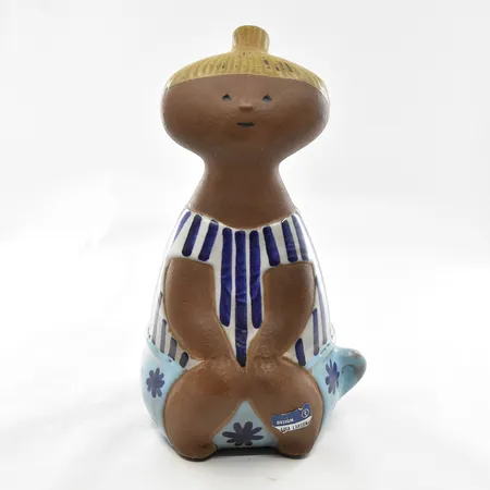 Figurin Lotta från serien Larsons ungar, Lisa Larson, Gustavsberg, höjd 17 cm, delvis glaserad stengodslera, signerad samt etikettmärkt.