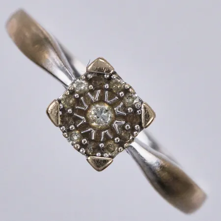 Ring med diamant ca 1x0,02ct samt 11x0,005ct, 18K Vikt: 2,3 g