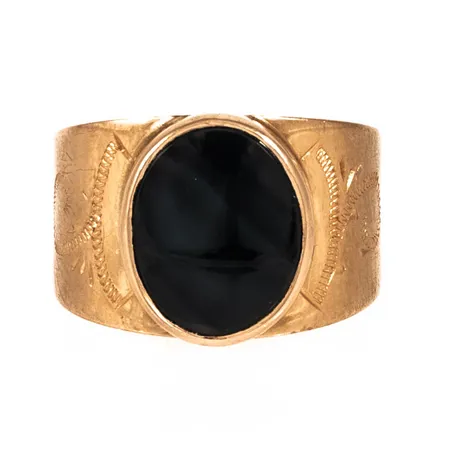 Ring i 18K guld med en mörkblå/svart sten. Den är storlek 15¼, är 4,5 - 12 mm bred och väger 3,9g.