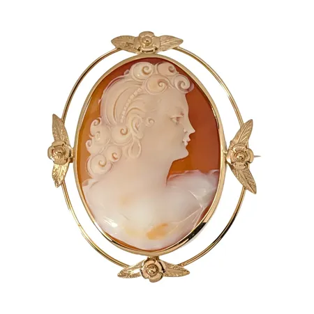 Camébrosch, 18K guld, större modell, Guldsmed Wilhelm Harbeck, Stockholm, svensk kontrollstämpel, längd 52 mm, bredd 43 mm, bruttovikt 13,2g Vikt: 13,2 g