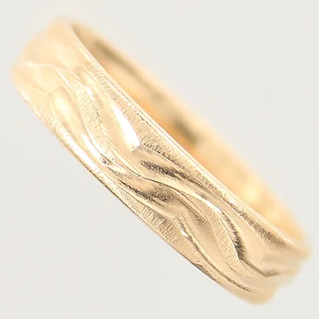 Ring mönstrad, stl: 19¼, bredd: 4,5mm, gravyr, Schalins, 18K  Vikt: 5,8 g